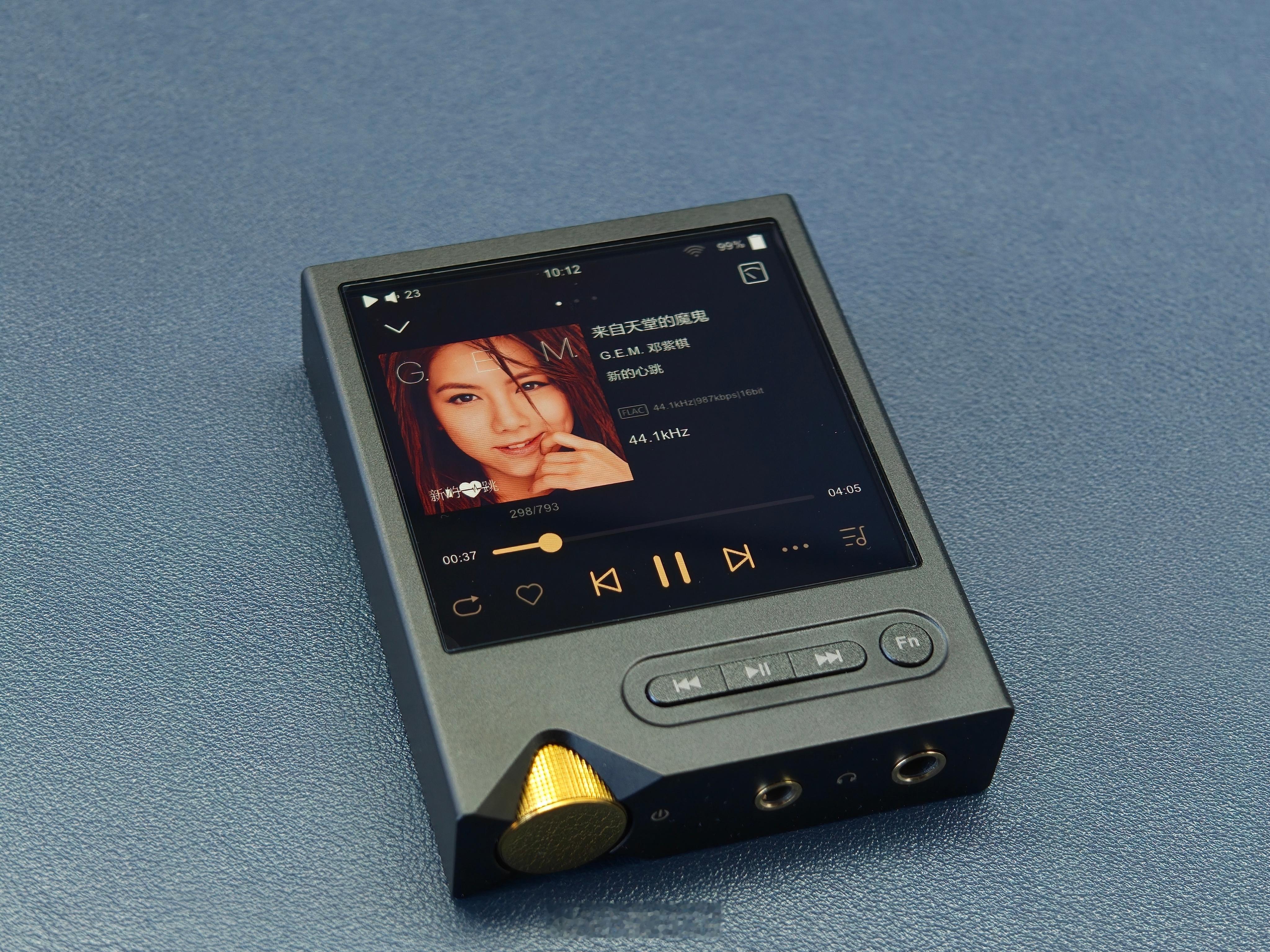 没想到这么小的播放器用的竟然是OLED屏幕，好奇看了一下排列，是非常传统的Pen