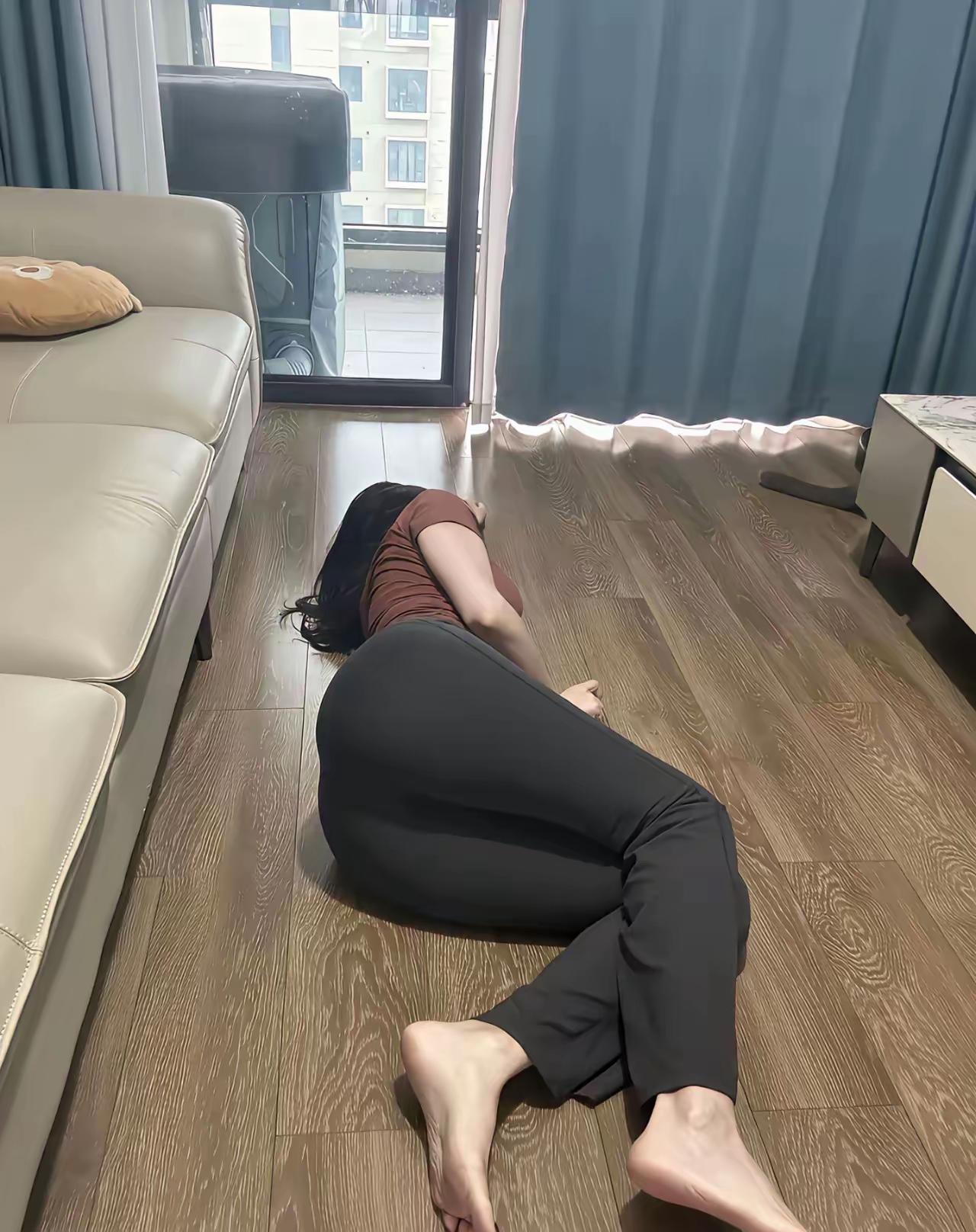 ​午睡一会就睡地板了[灵光一闪][灵光一闪]