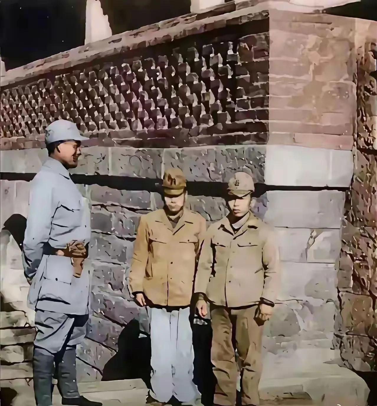 这是一张刊登在1944年5月7日（晋察冀日报）上的照片，镜头中一位身体魁梧的八路