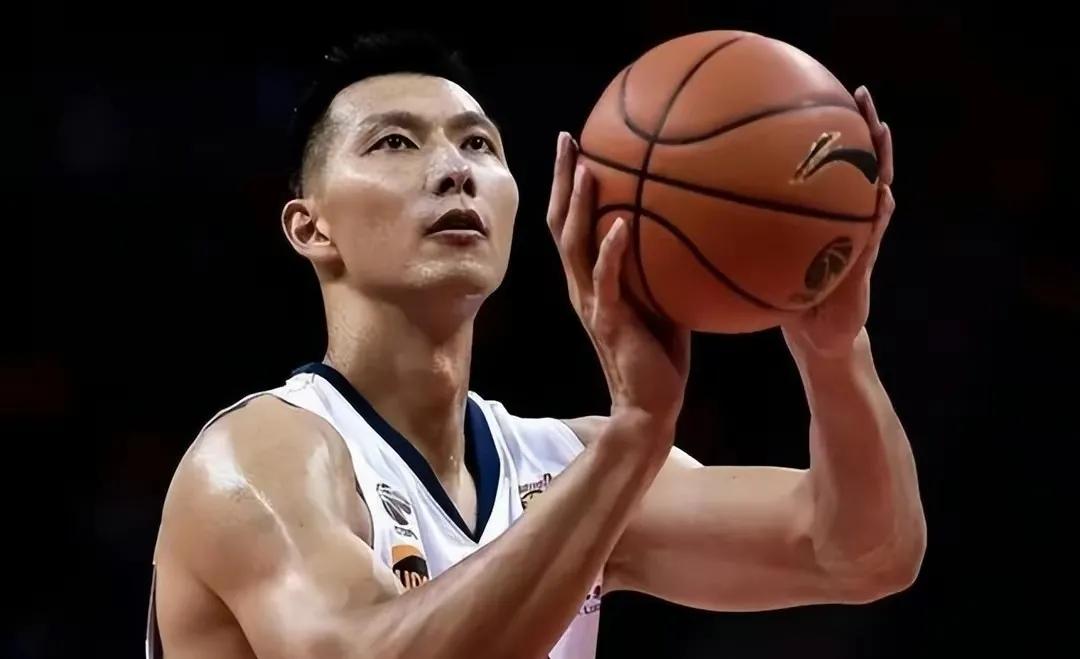 CBA神人，场均12分却赚到亿元薪水，吸金能力不输巨星易建联。李根的高薪归功于李