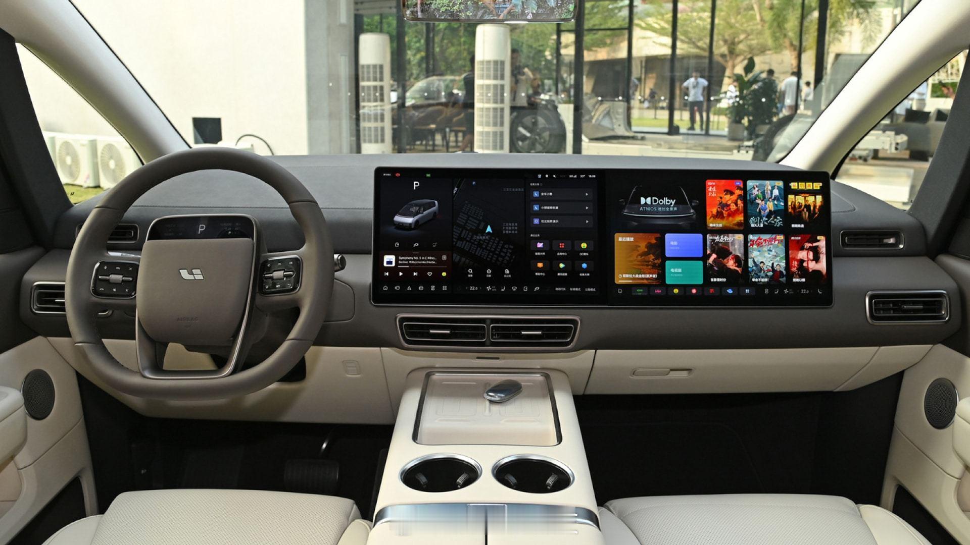 相较于蔚来、小鹏的多元扩张路径 —— 前者布局换电站、自研芯片与手机等跨界业务，