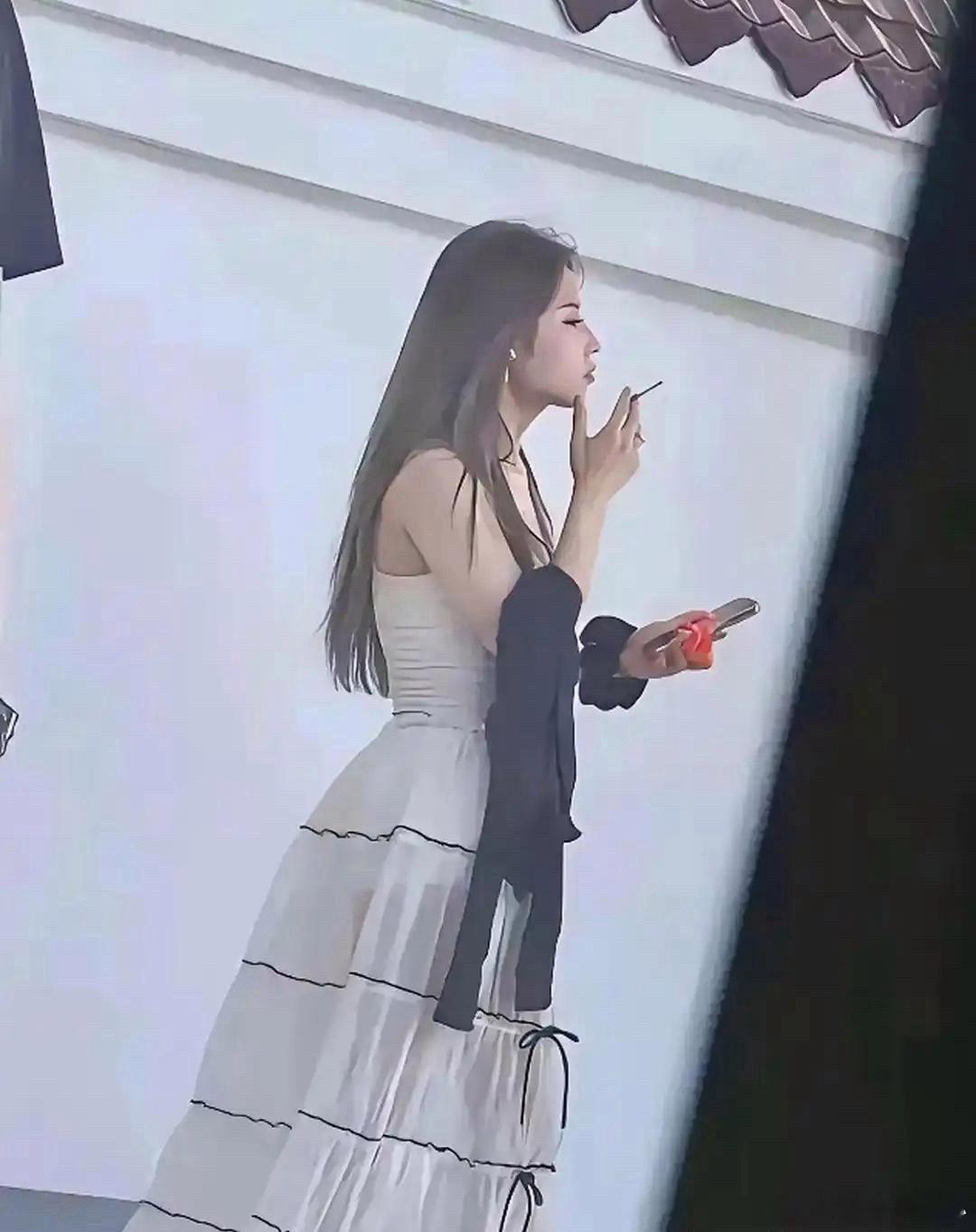 虽然很多人不喜欢会吸烟的女孩子，但是我倒是觉得这个吸烟的女孩子真的太有气质了，太