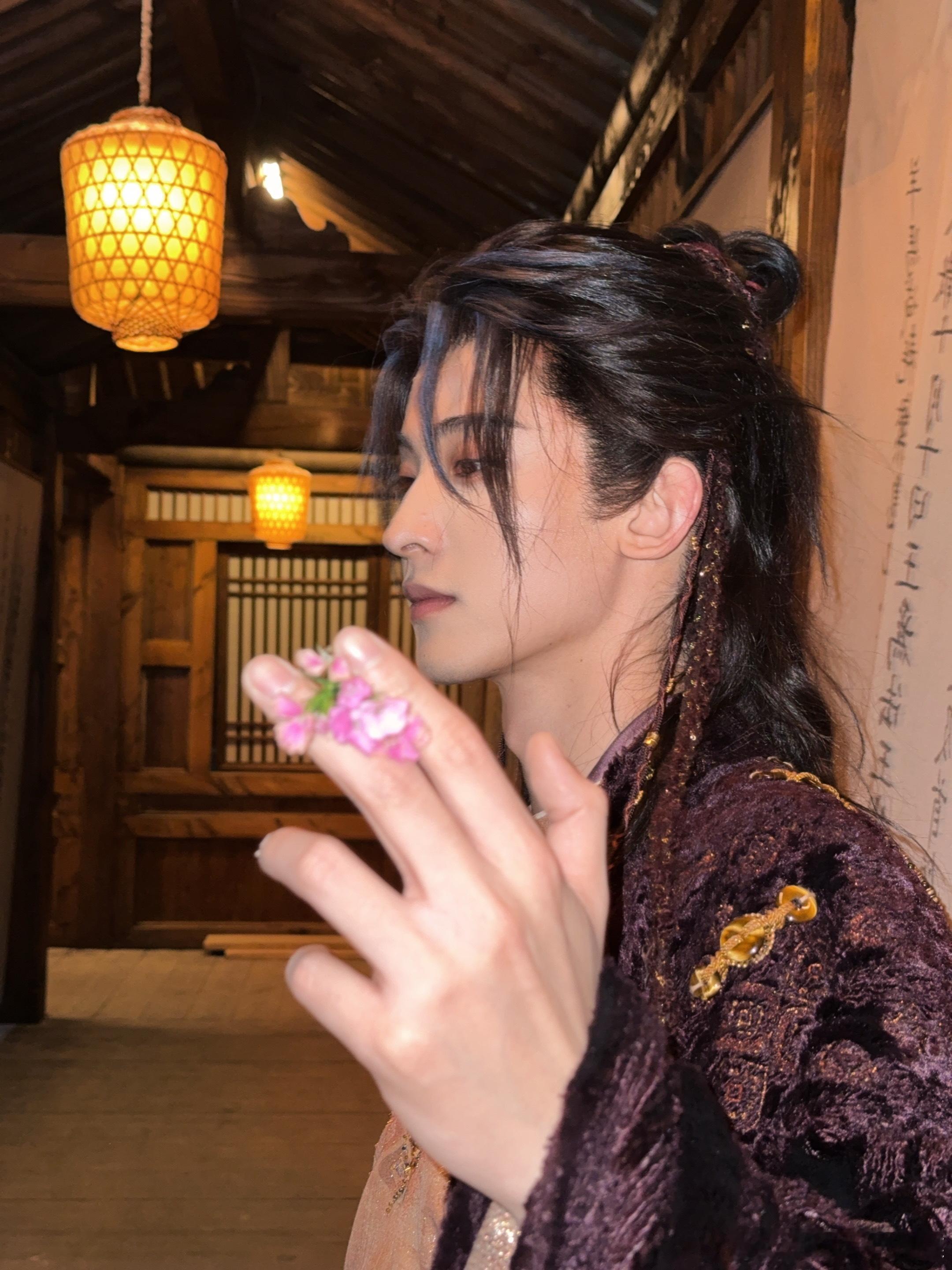 常华森这手我先抱走了 每当常华森扶眼镜时，我都觉得那是世界上最美的风景，光是他的