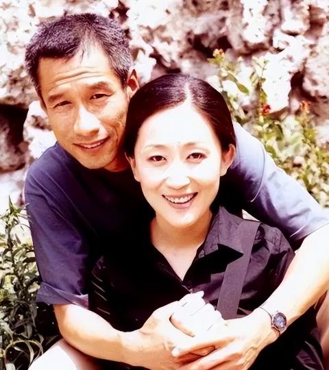 1990年，28岁的孟天骄把32岁的刘佩琦带回了家，跟母亲宣布：“我们要结婚了”