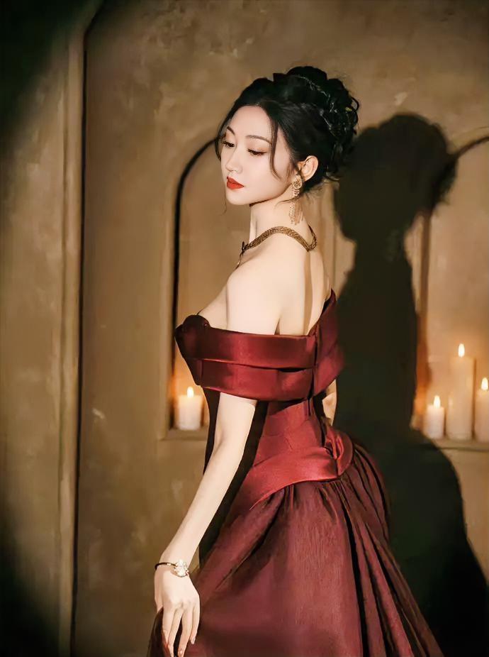 景甜红毯生图杀疯了！肩线直逼15°角，锁骨能卡3根手指
 
不是说她颜值，是说她