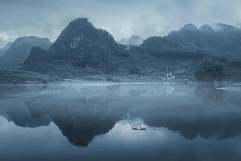 上联：大肚容天，笑揽尘嚣心自旷；
下联：宽怀纳地，漫观世事意常闲。