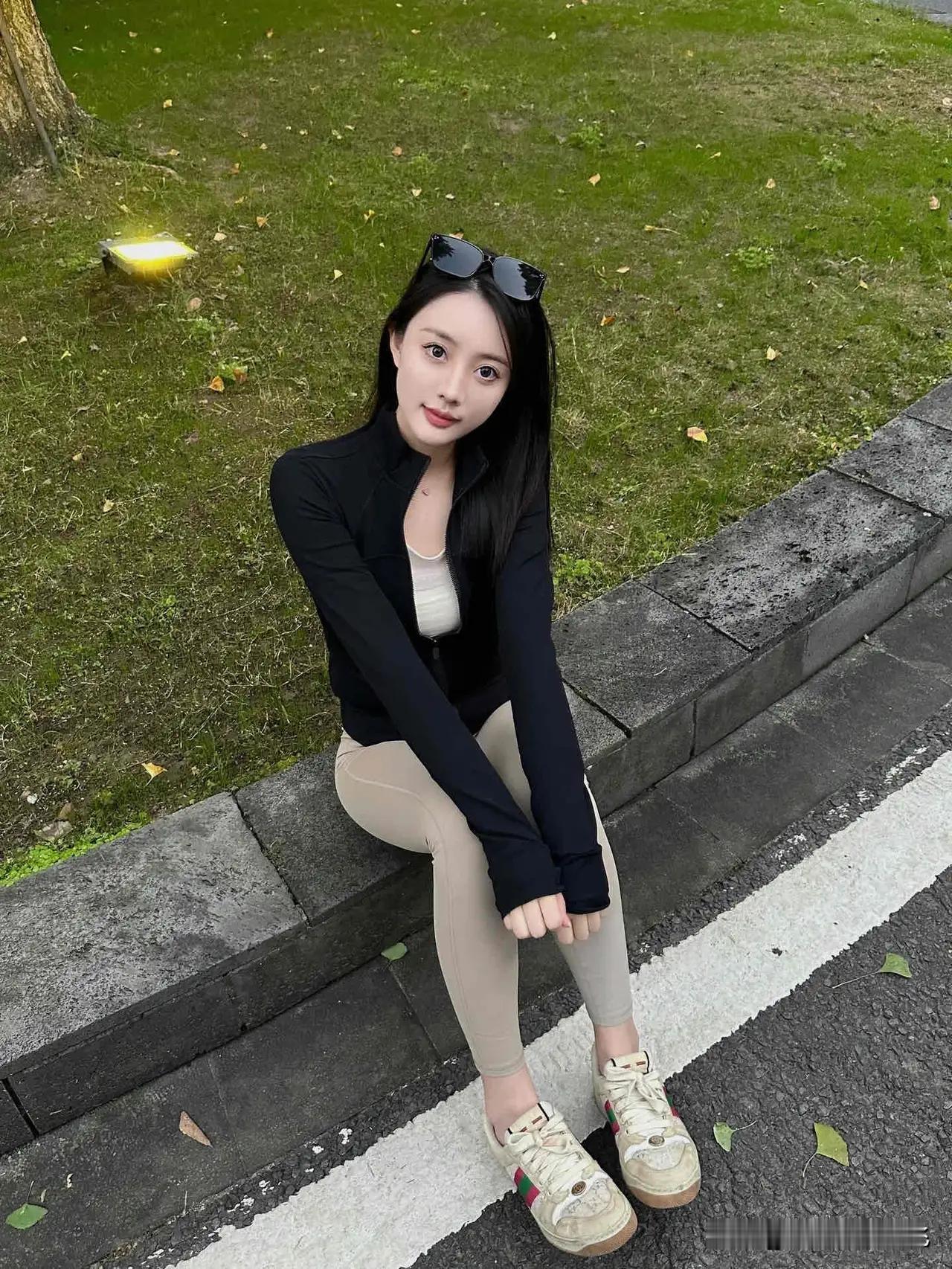 秋日穿搭指南：黑色外套+米色紧身裤，轻松时尚！🍂👗👠日常美穿搭 日常亮眼穿