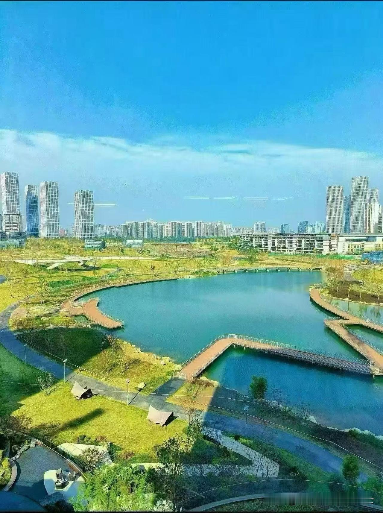 我发现男人的快乐，绝对离不开生理需求和吃这两样。

生理需求是什么？在这里就不用