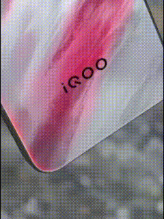 iQOO 15的后盖上了新工艺，颜色会随角度变化，喜欢么[doge] ​​​