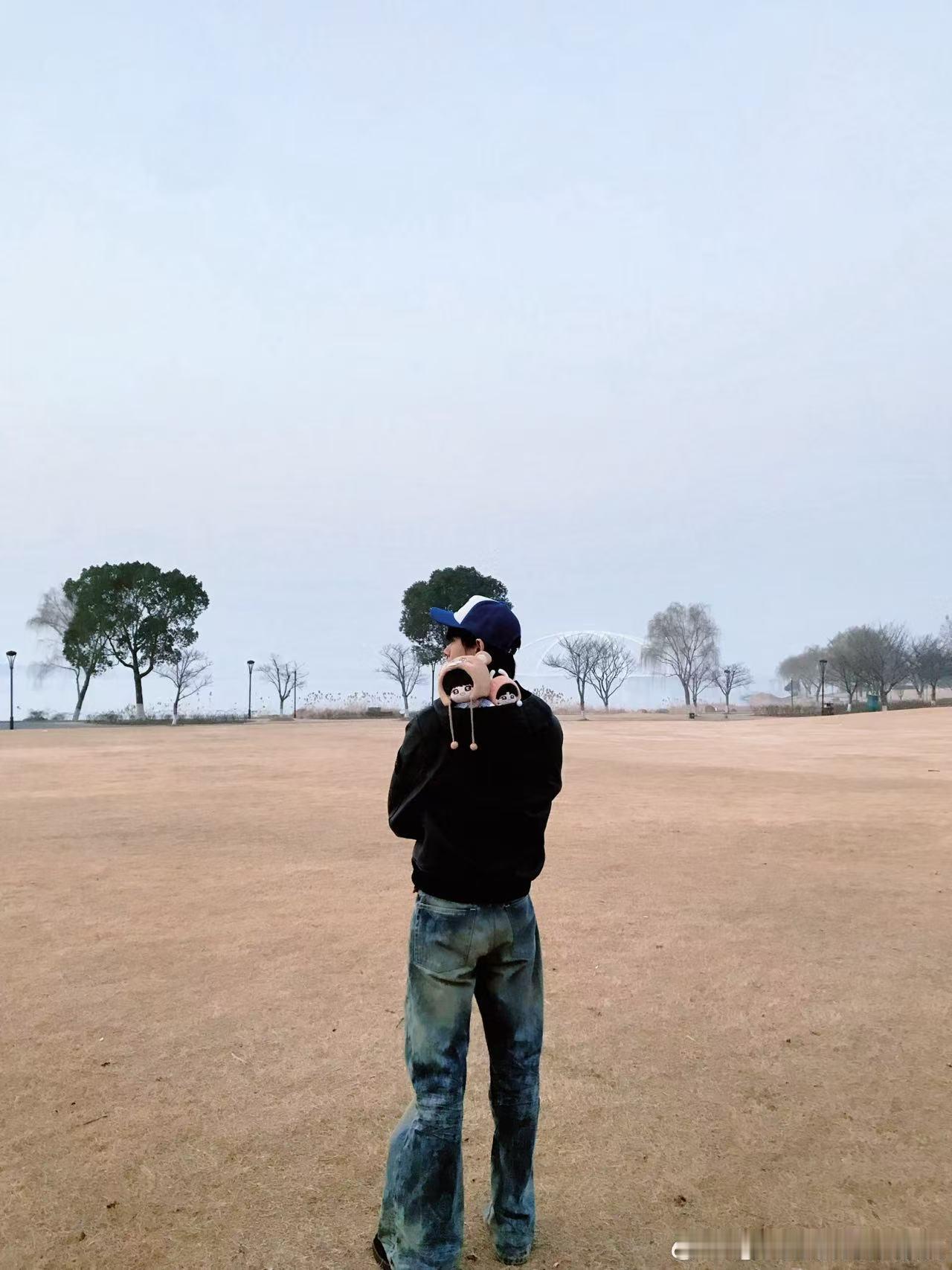 张极又在哪闯祸呢  谁看了不笑，张极穿个衣服都能误伤队友，张子墨人都懵了，前面的