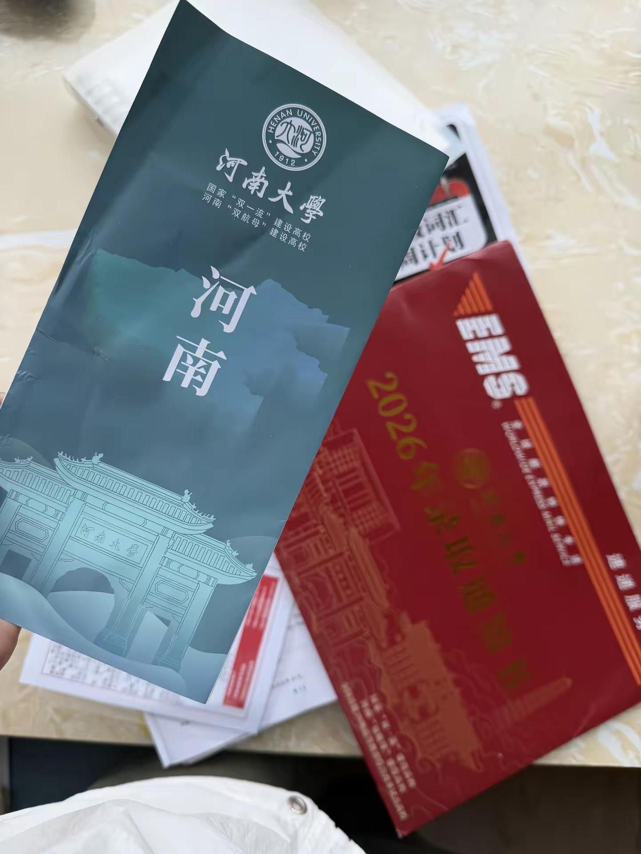 天命说。冥冥之中自有天意。当初其实我拿了好多学校的宣传折页，但是刚刚整理东西的时