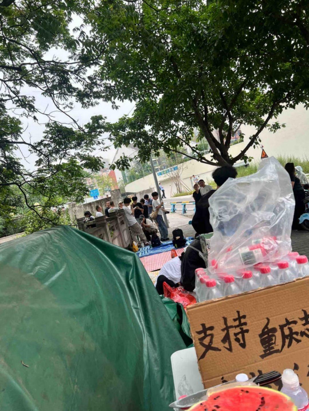 -看到重庆有免费送饭，送水，送西瓜的…真是感慨万千！！ 