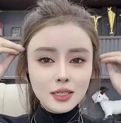 腿腿为憋热度一整天没出镜发声！直播时吐槽去趟沈阳中街吃饭，刷到“仙家”粉丝的评论