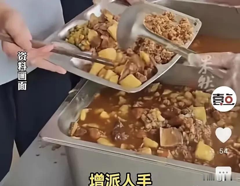 广东东莞，一高三学生晚自习下课晚了20分钟，食堂饭菜被高一高二学生买光。学生跟食