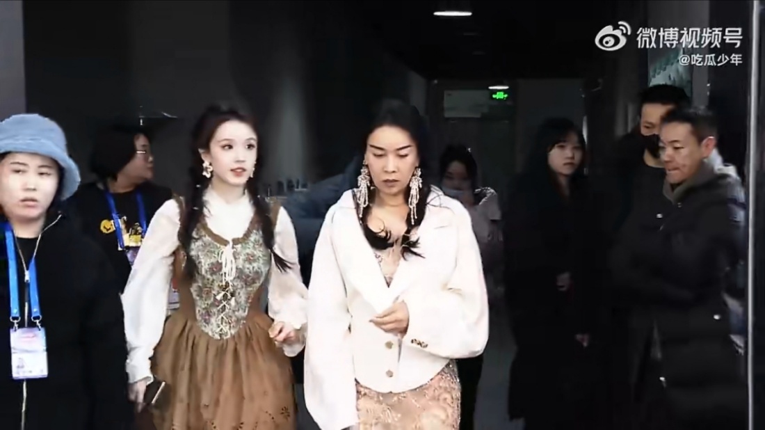 那英龚俊张雅琪合体梦回花少 那英龚俊张雅琪再同框熟悉的称号一出来满是温暖的感觉