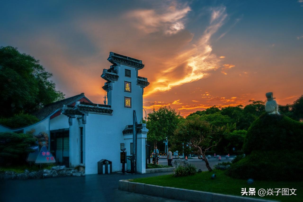 【诗·美景】游苏州蠡园
蠡水涟漪映碧天，风摇柳影绕亭前。
春秋旧事随波逝，园里花