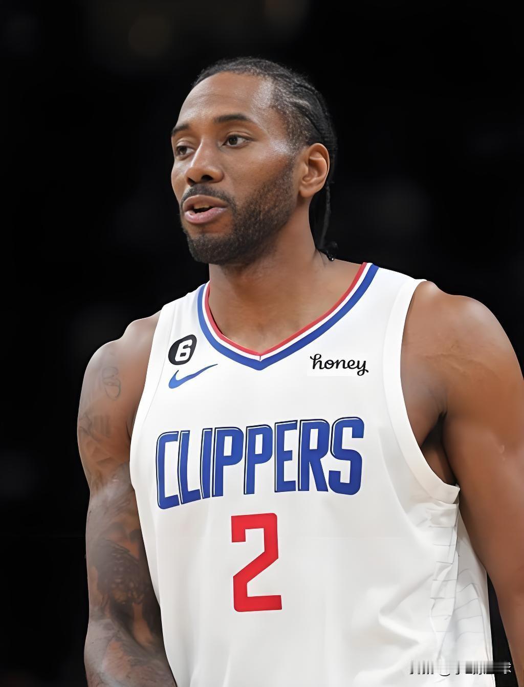 NBA知名小前锋臂展排行榜
杜兰特：37岁，身高2.11米，臂展2.26米
伦纳