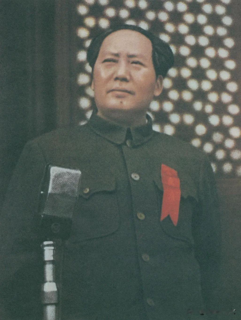 老照片重温开国大典盛况

毛泽东在天安门城楼上向全世界庄严宣告：“中华人民共和国