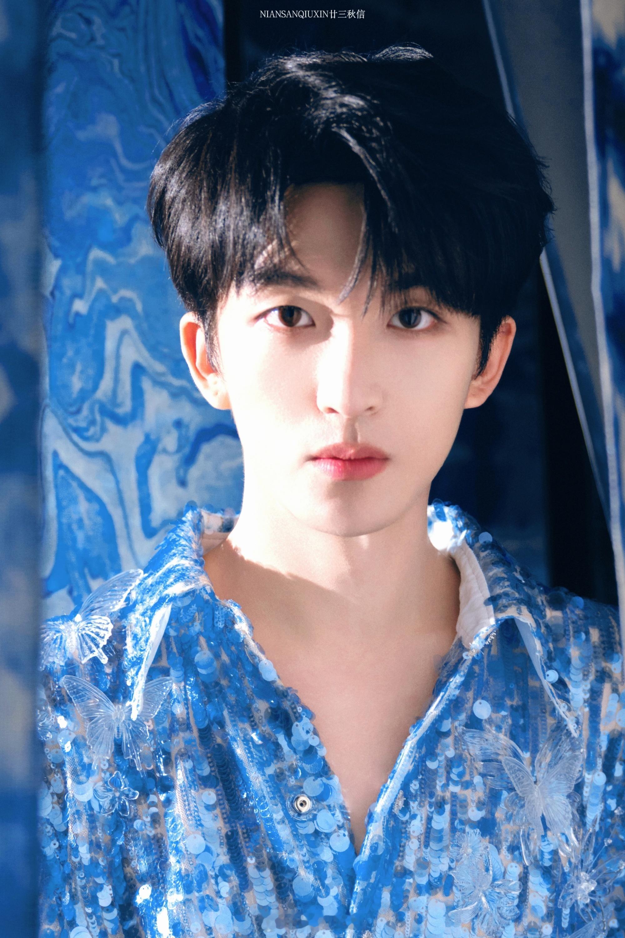 黄子弘凡深蓝流光高定当深蓝邂逅流光，他是从银河借来的一抹绝色。 