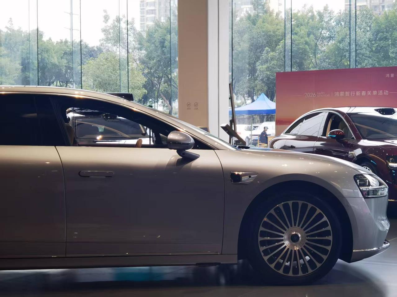 银色的享界 S9T 看起来还是非常有质感的哈！

享界 S9T 是定位了旅行车，