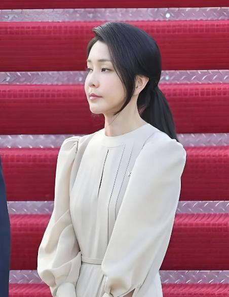 李在明应该大度一些，收拾尹锡悦即可，放过金建希。金建希只是个美丽的弱女子，她能有