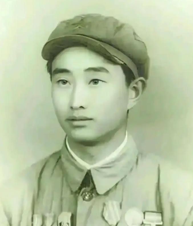 1943年，日军空袭时，18岁的战士宋岭春仰面躲在草丛中，看到飞行员探出头来，当