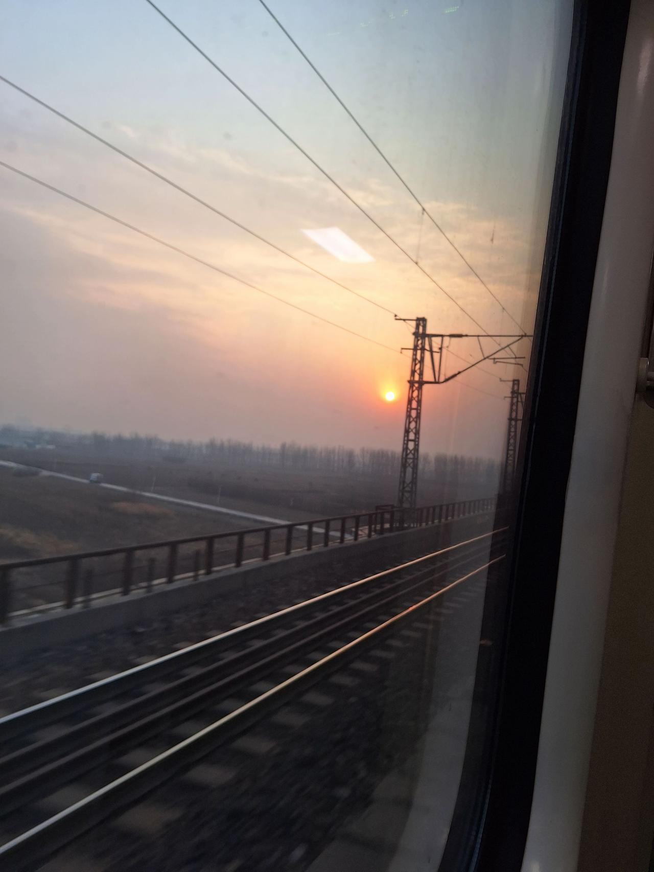 从东海之滨到西域黄沙，变幻的是对生活的感受，不变的是肩上的行囊。诗云：
伏波惟愿