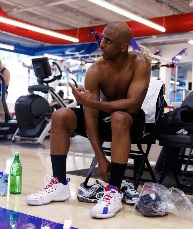 NBA传奇控卫保罗真是太有排面了！今天保罗在社媒上发文宣布退役，值得一提的是，随