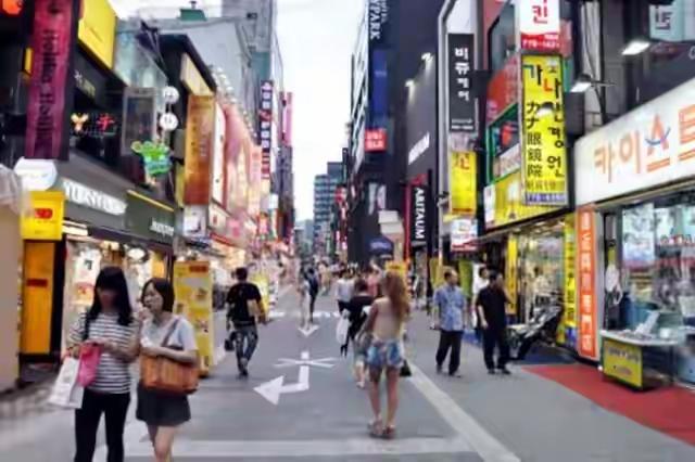 日韩是伪发达国家。
发达不发达看的是人均住房、食肉量、工作时长等事关人民幸福的关
