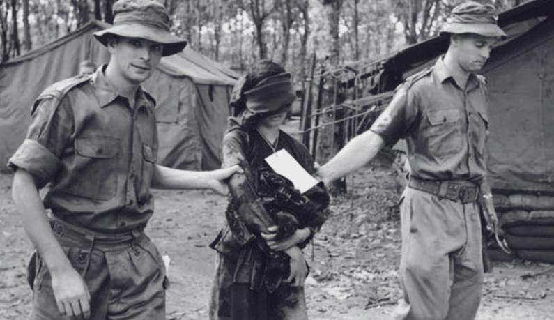 1959年，一名美国士兵俘虏了一名美丽的越南女士兵，这名女士兵突然脱下了自己的上