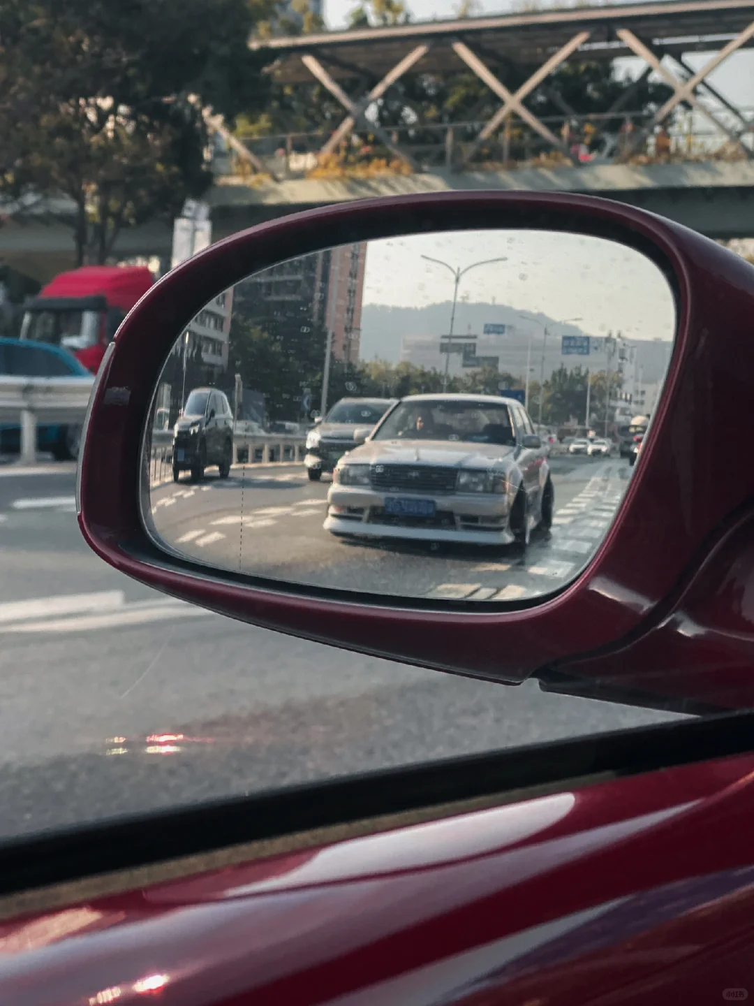 后视镜惊现一台野生90年代产物