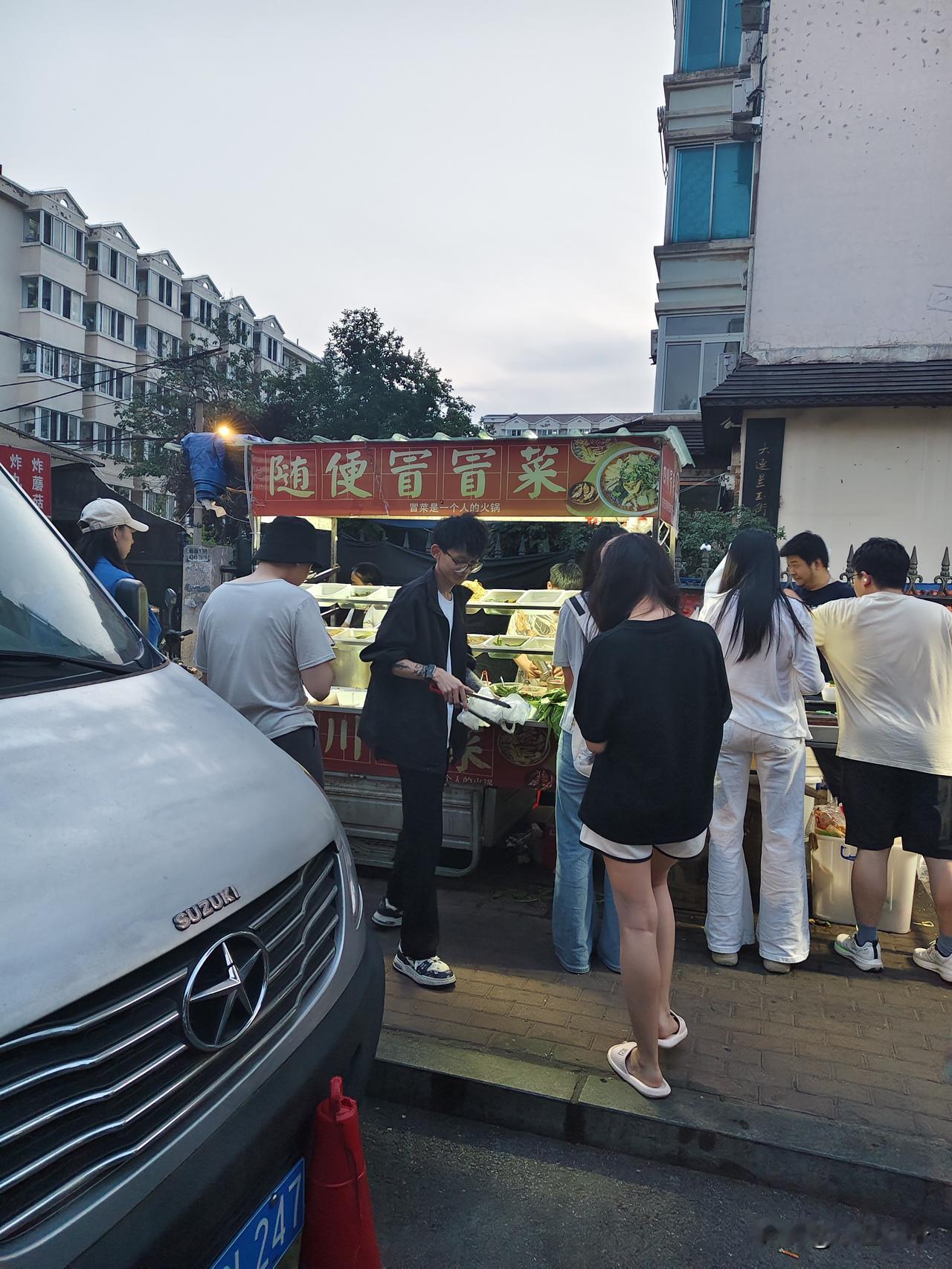 忽然发现马栏子这附近不光市场海鲜排队的不少，这两个小夜市也有排队王，路过新玛特门