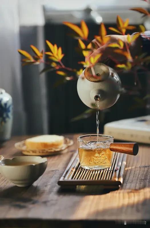 看到“酒壶壶里全是酒”这个上联，感觉挺有意思，很有回环的趣味。我觉得下联可以是“