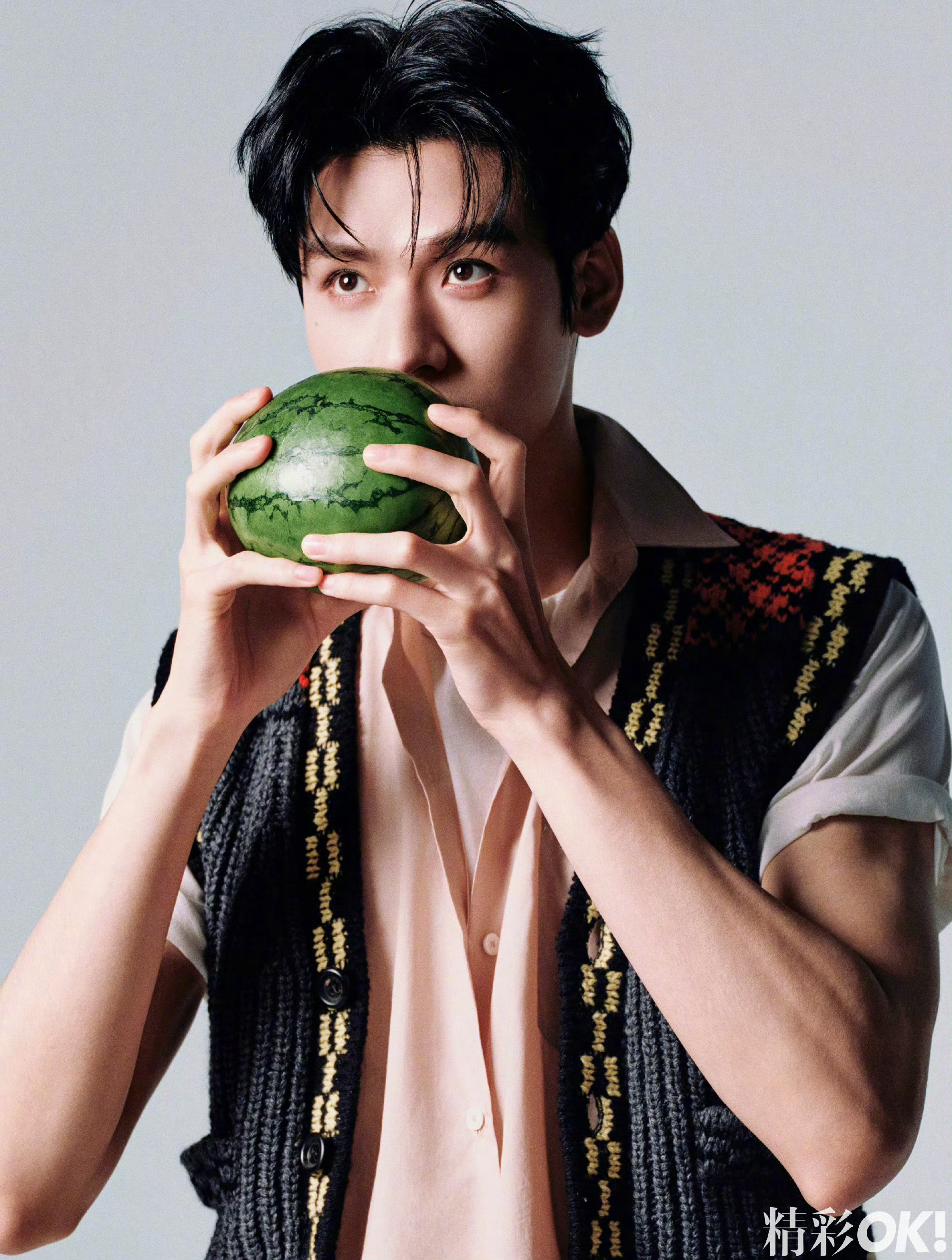 龚俊 × OK! 精彩 十四周年刊封面大片📷：小刚 龚俊OK十四周年生日刊封面