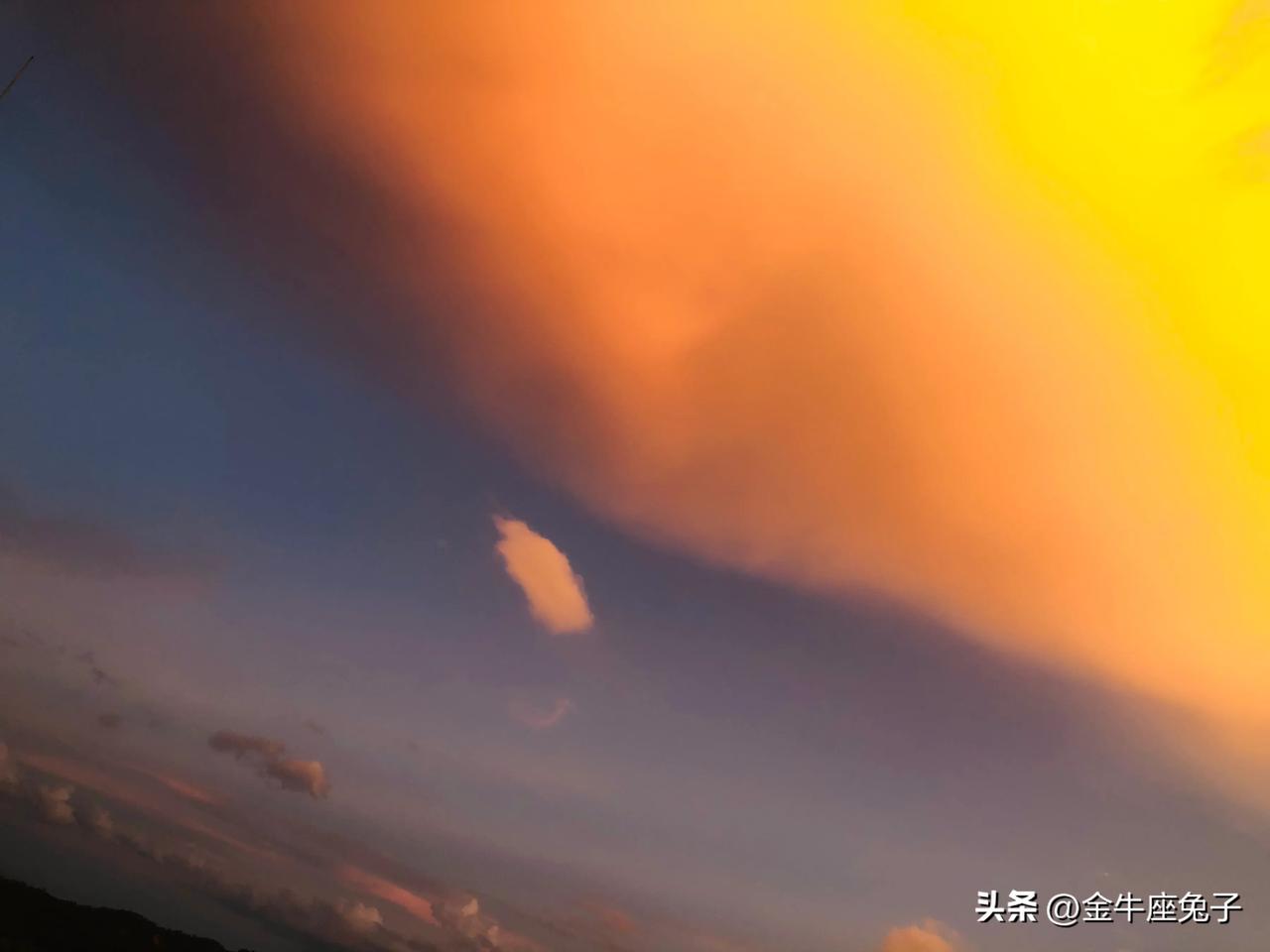 喜欢抬头仰望天空#天空之上的美# #随手拍朝霞满天# #随手拍日落美景# #蓝天