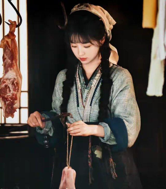 看了田曦薇初中时的照片，完全理解为何她被猫的树相中了，太灵了