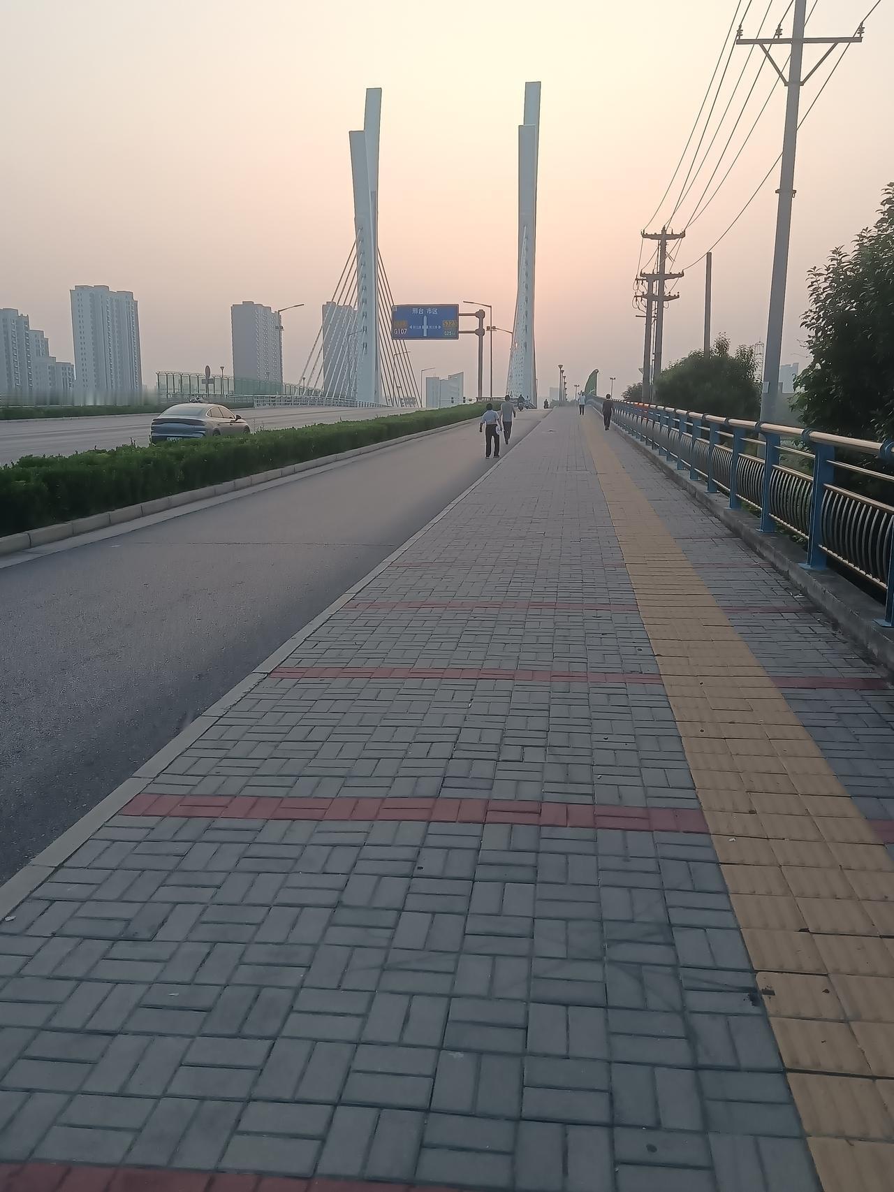 邢台建设的越来越漂亮了，七里河的人行步道一直延续到抗大路，滨江路的人行步道也进行
