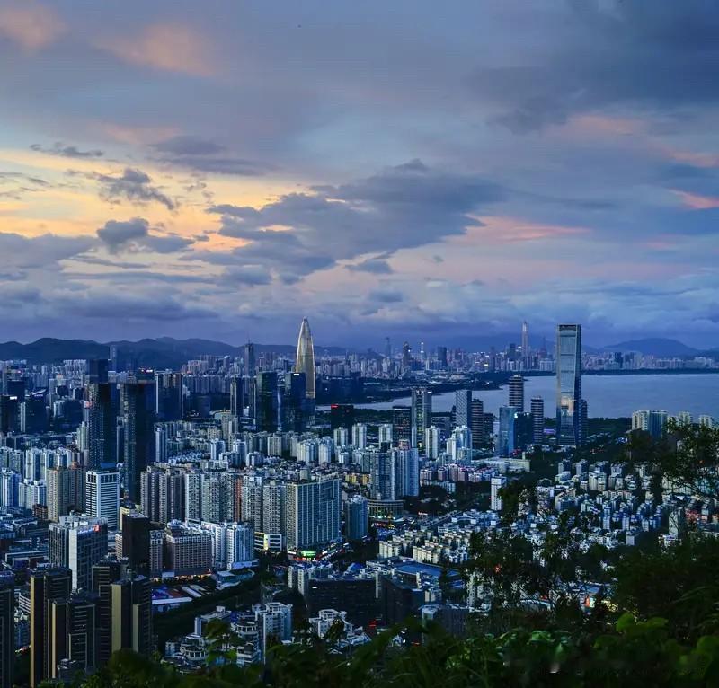 深圳楼市要加油了。
深圳房价能不能回到2021年的高点，就看深圳楼市的那些房东给
