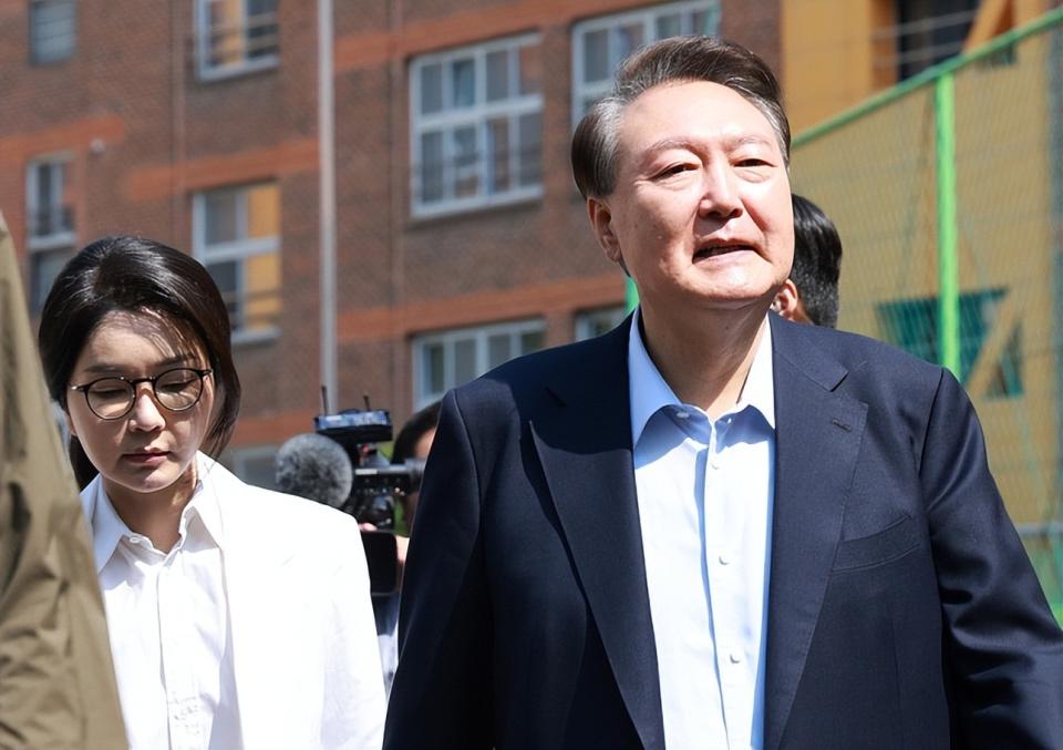 整个人就像丢了魂一样，低下头、表情僵住！迎来二审判决的金建希没有想到，韩国法院非