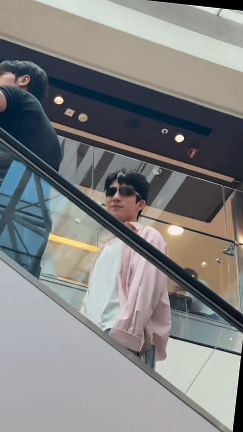 香港中环偶遇井柏然香港中环邂逅井柏然！没有距离感，认出粉丝就挥手问好，待人真诚又