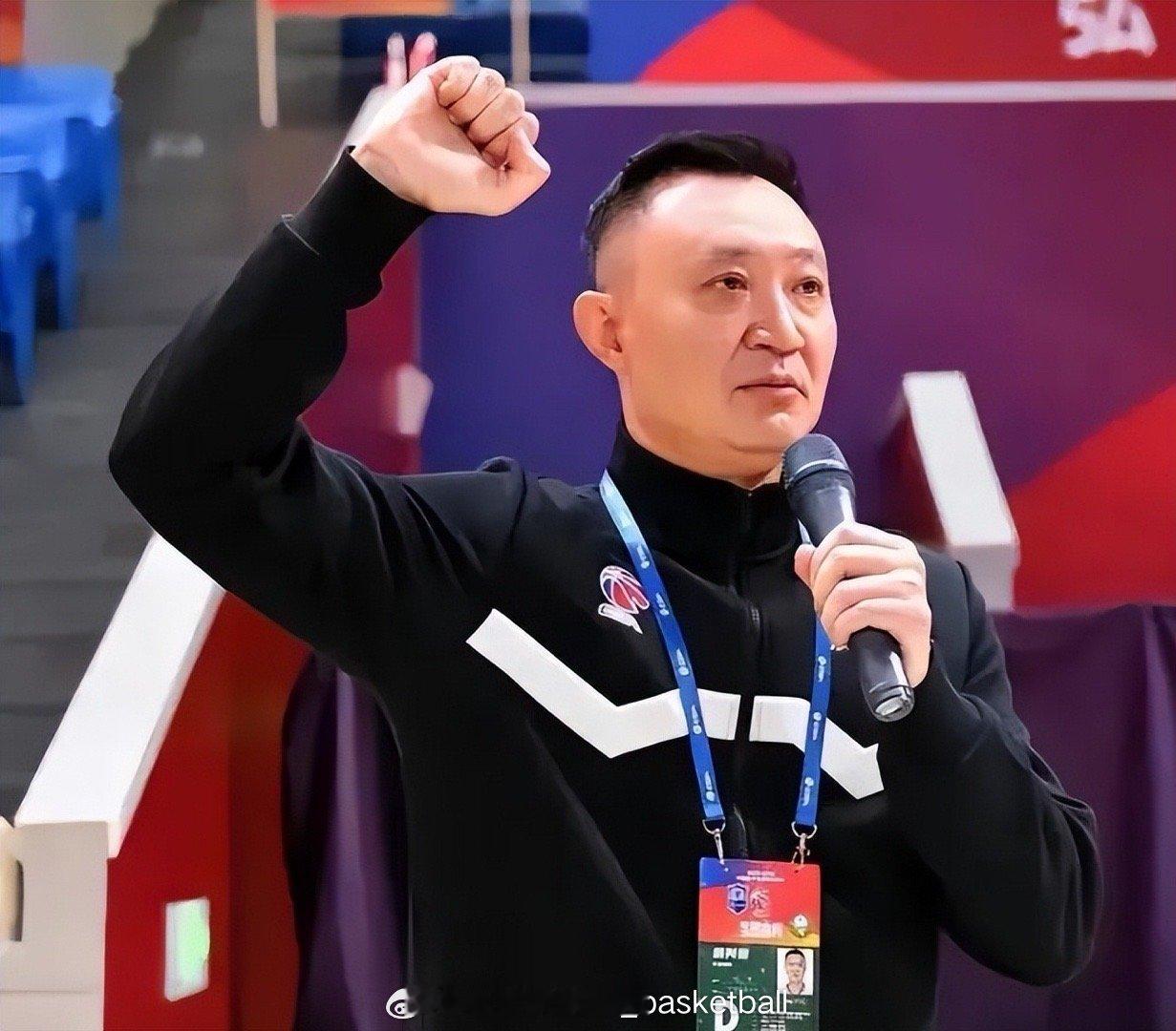 国际级裁判闫军将作为主裁判执罚今晚辽宁男篮和上海的跨年大战辽宁男篮vs上海男篮