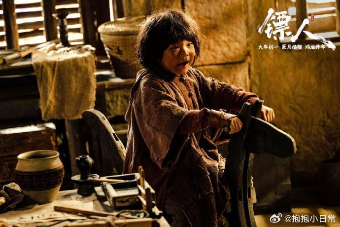 竖原来是小七的仇人之子真的被《镖人》的细节刀到！竖和小七都不能用杨姓，竖是被父亲