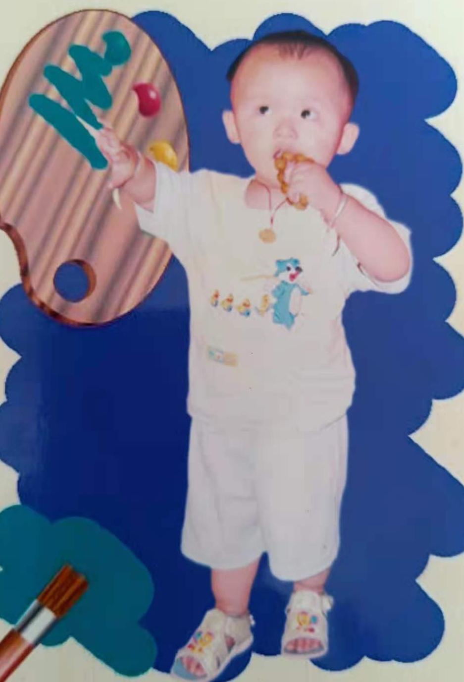 2005年5月18日晚上九点半左右，两岁不到的姜阳阳在码头（南京市大厂区皇厂河码