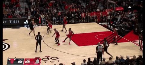 漂亮！杨瀚森助攻队友外线得分
今天开拓者在主场迎战红牛，杨瀚森替补登场。
首节距