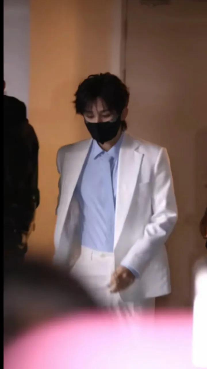 成毅今日活动一袭剪裁利落贴身的白色西服套装亮相，身姿挺拔，干净清爽。还系上了领带