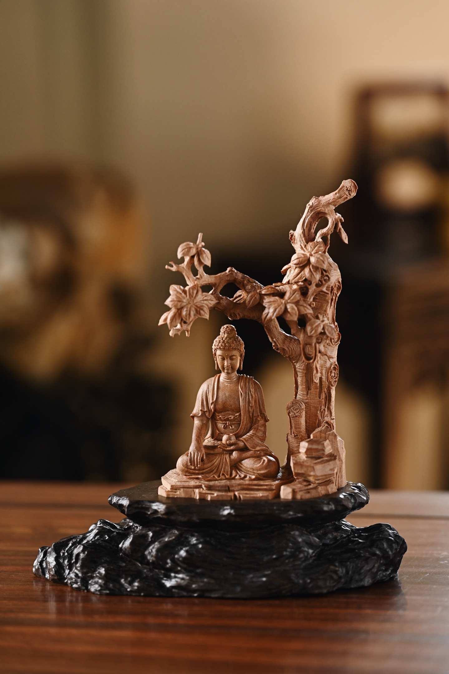 老山檀 | 释迦牟尼雕刻佛陀菩提树下成道，面相雍容，双目微闭，静谧气敛，跏趺而坐