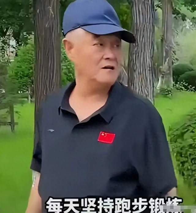 69岁赵本山三亚养老：住老楼遛鸟赶集，烟酒不离身引担忧