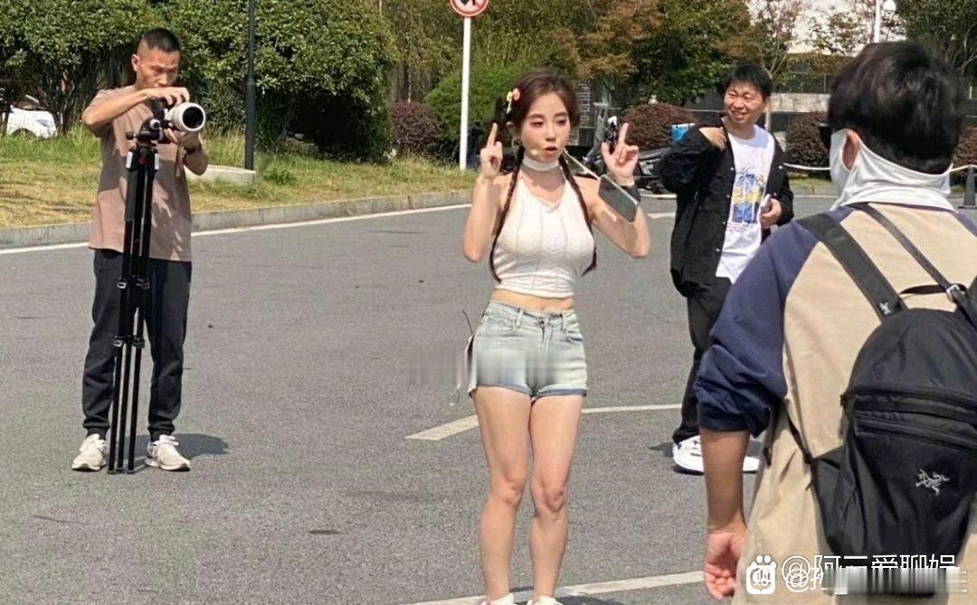 冯提莫个子不算高，但颜值和身材绝对一流 ​​​