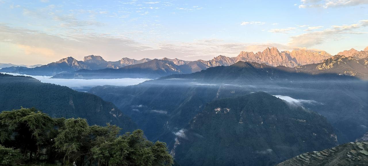 壮观的山脉在夕阳下显得格外壮丽。山顶风景赏析 高山的风景如画 自然风景山脉 中国