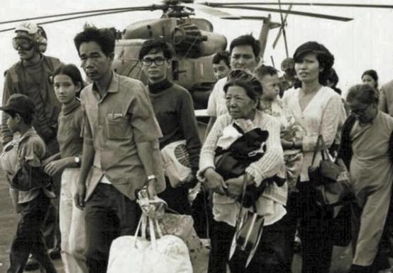 1975年后，20万越南难民逃进香港，香港全部接收了，给了他们香港身份。当年越南